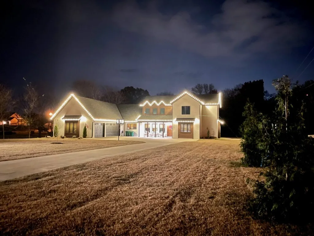 Roofline Christmas lighting in Broken Arrow, Oklahoma